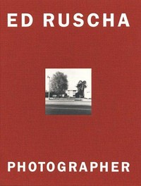 Ed Ruscha, photographer [this book was published on the occasion of the exhibiton "Ed Ruscha, photographer", Jeu de Paume, Paris, January 31 - April 30, 2006, Kunsthaus Zürich, May 19 - August 13, 2006, Museum Ludwig, Cologne, September 2 - November 26, 2006] [1] [Hauptband]